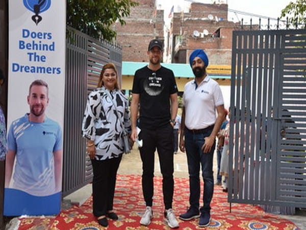 Dawid Malan, Fateh Education's brand ambassador bats for children from KHUSHII NGO