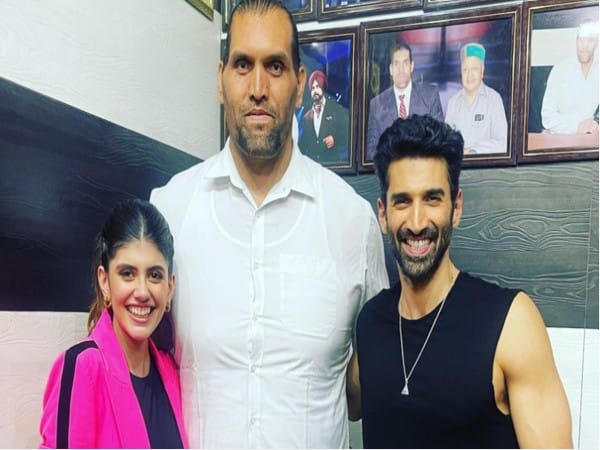 Aditya Roy Kapoor lays smack down on wrestler in Great Khali's hood