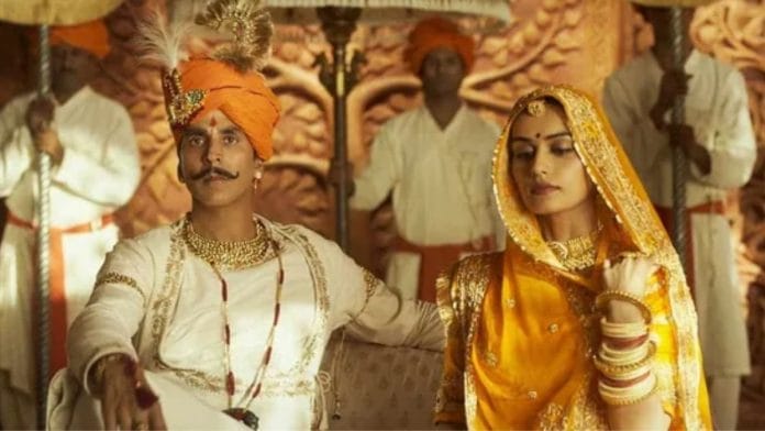 Akshay Kumar and Manushi Chhillar in a still from Samrat
