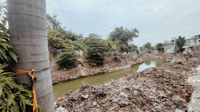 The overflowing 'naala' in ward 17, Surat, Gujarat | Shubhangi Misra | ThePrint