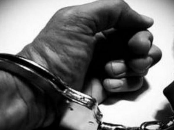 Mumbai crime branch seizes pistols-live cartridges, one held