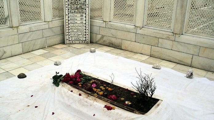 Aurangzeb's tomb in Khuldabad | Credit: Commons