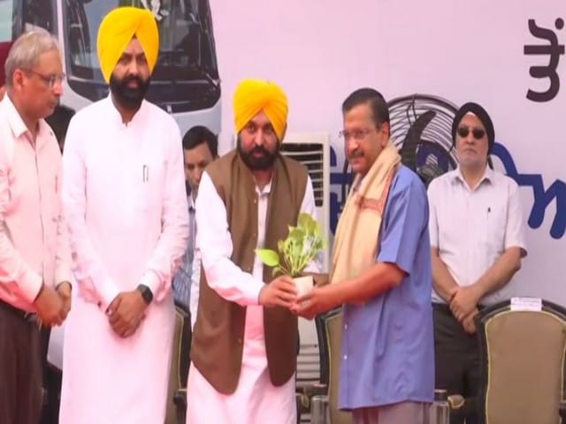 Mann, Kejriwal flag Volvo bus services to Delhi Airport