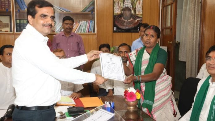 Munni Rajak is handed her certificate by poll officer after she was elected to the Bihar Vidhan Sabha on 13 June | Twitter | @Womencell_RJD