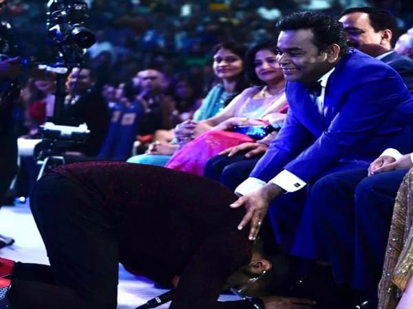 IIFA 2022: Yo Yo Honey Singh bows t Rahman's feet, says 'moment of my life'