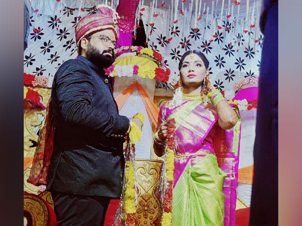Bhojpuri singer Neha Singh Rathore ties the knot with Himanshu Singh