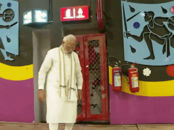 Swachh Bharat: PM Modi picks up litter at newly-inaugurated tunnel in Delhi