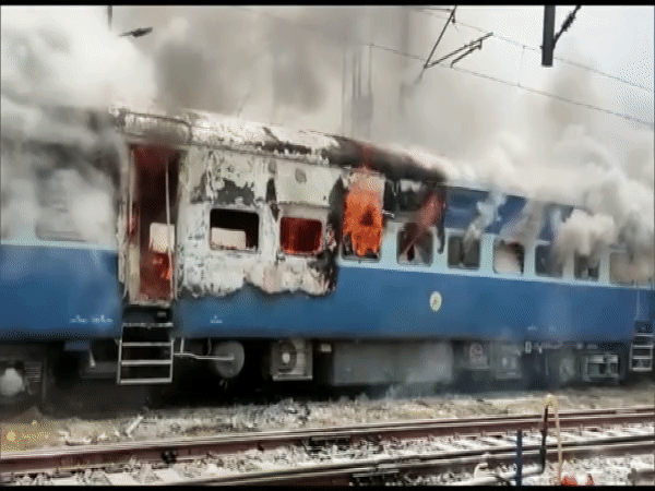 Anti-Agnipath protests turn violent in Bihar, 3 trains set ablaze