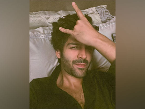 Kartik Aaryan shares an adorable good night selfie, fans react