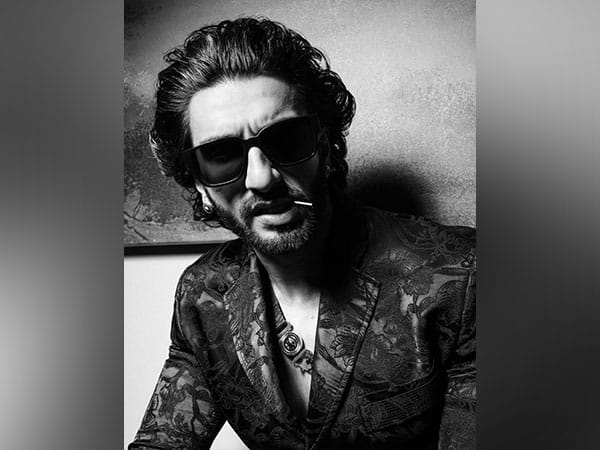 Ranveer Singh flaunts his undergarments at an Award function