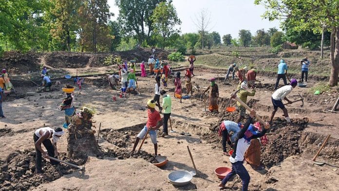 File photo of labour at work in Madhya Pradesh's Seoni, under the MGNREGS job scheme | ANI