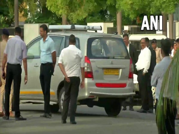 Shiv Sena leaders Milind Narvekar, Ravindra Phatak meet Eknath Shinde in Surat 