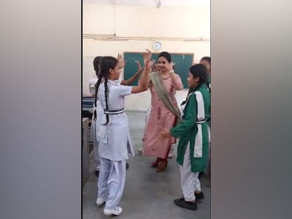 Viral vdeo of teacher, students dancing together wins hearts of netizens