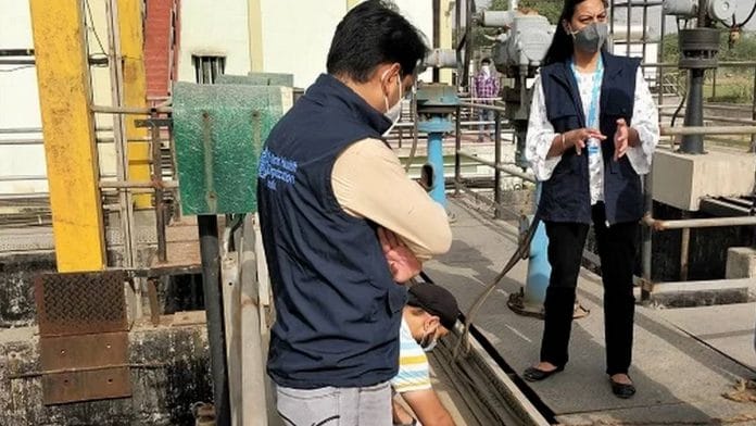 A WHO team provides on-site training to health workers on sample collection during a site visit for environmental surveillance of poliovirus at Fatahpur Pumping Station in Khapar Kheri village in Amritsar, Punjab, in 2021/ FILE PHOTO (Photo: Swaran Singh/©WHO India)