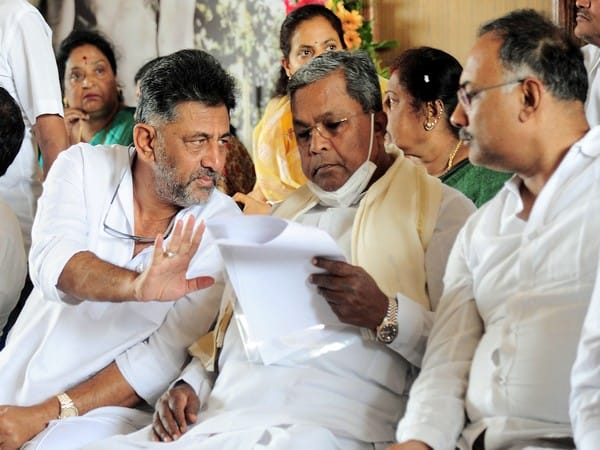 'Siddaramaiah-Shivakumar infighting pushing Congress towards darkness'