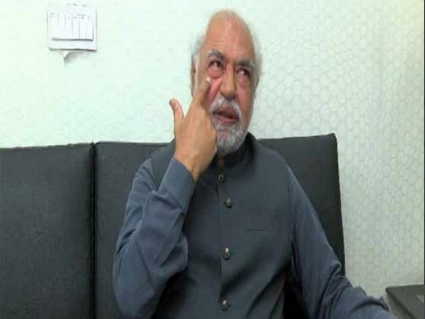 Pakistan: Senior journalist Ayaz Amir attacked by 'unidentified men'