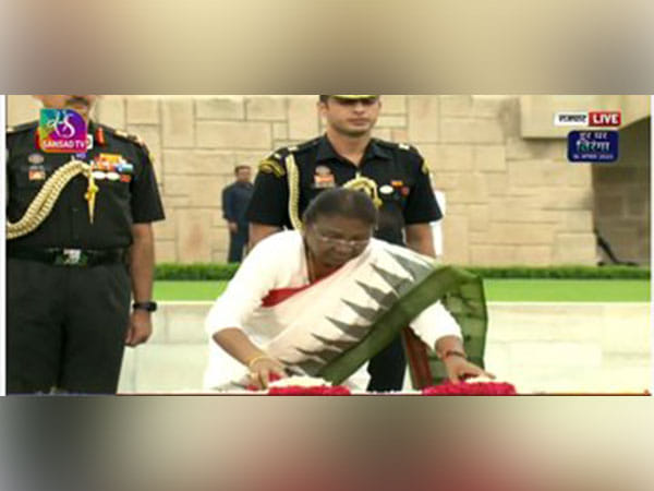 President-elect Droupadi Murmu pays homage to Mahatma Gandhi at Rajghat