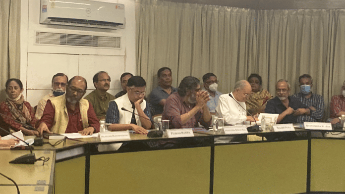 Panellists Nilanjan Mukhopadhyay, Pawan Khera, Hartosh Singh Bal, Balbir Punj, and author Dhirendra K. Jha at IIC, Delhi | Vandana Menon/ThePrint