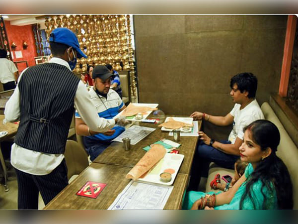 Delhi HC stays service charge guidelines; notice to CCPA, Consumer Affairs Ministry