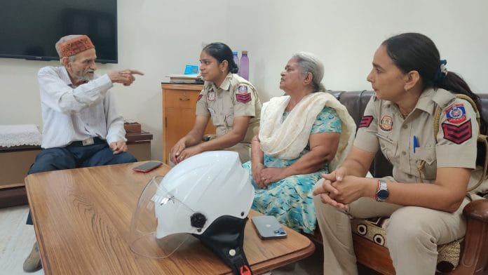 Head Constables Anuradha Chaudhary and Vandana Dubey with senior citizens Hemraj and Mohini Wadhwa | Credit: Bismee Taskin, ThePrint