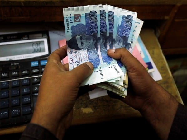 Pakistani rupee may slump further to PKR 275 per dollar: Report 
