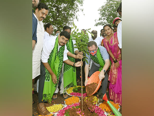 Hyderabad: British Deputy High Commissioner Andrew Fleming participates in Green India Challenge