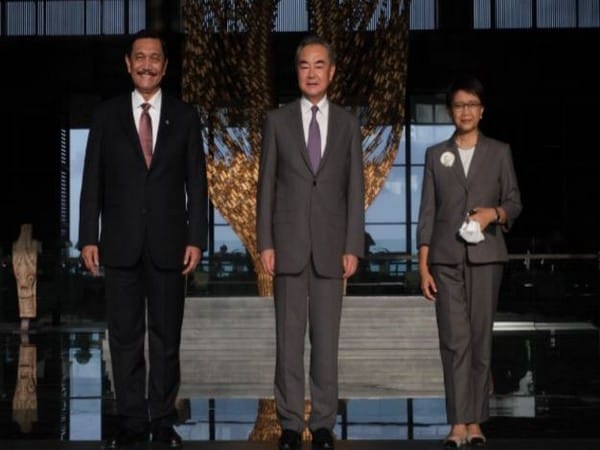 Wang Yi co-hosts 2nd meeting of China-Indonesia High-level Dialogue Cooperation Mechanism in Indonesia