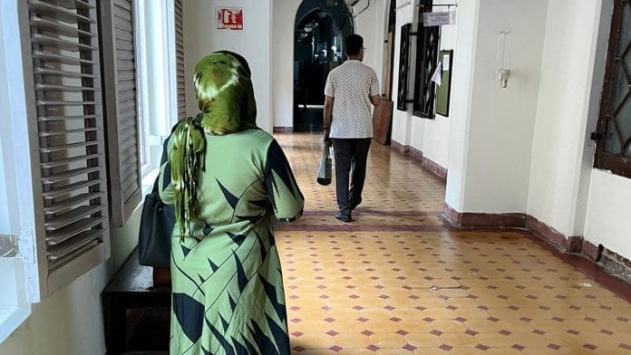 Akansha in sessions court corridor, Mumbai | Jyoti Yadav | ThePrint
