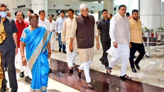 Droupadi Murmu at Dehradun's Jolly Grant Airport on 11 July. Also seen are Union minister Gajendra Singh Shekhawat (in brown vest), with Uttarakhand Chief Minister Pushkar Singh Dhami to his right | Twitter/@gssjodhpur