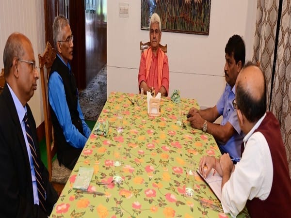 J-K: NITI Aayog CEO meets Lt Governor, discusses development works