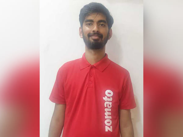 Man delivers resumes dressed as Zomato delivery agent, Twitter reacts