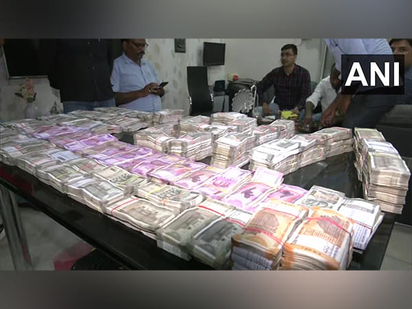 Vigilance officials raid RWD executive engineer's house in Bihar's Kishanganj, recover crores in cash
