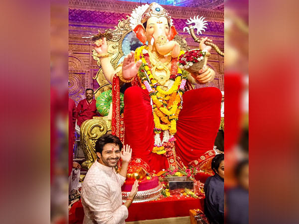 Kartik Aaryan visits Lalbaugcha Raja to seek blessings on Ganesh Chaturthi