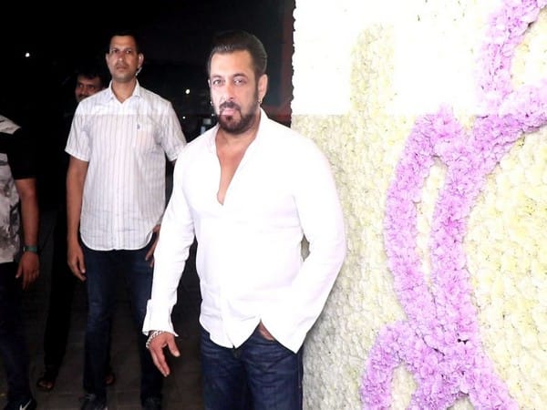 Salman Khan reaches sister Arpita's house to seek blessings of Lord Ganesha