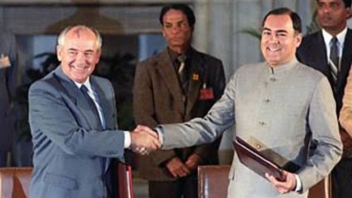 File photo of Soviet Union president Mikhail Gorbachev and Prime Minister Rajiv Gandhi after the signing of the New Delhi Declaration | Twitter | @RusEmbIndia