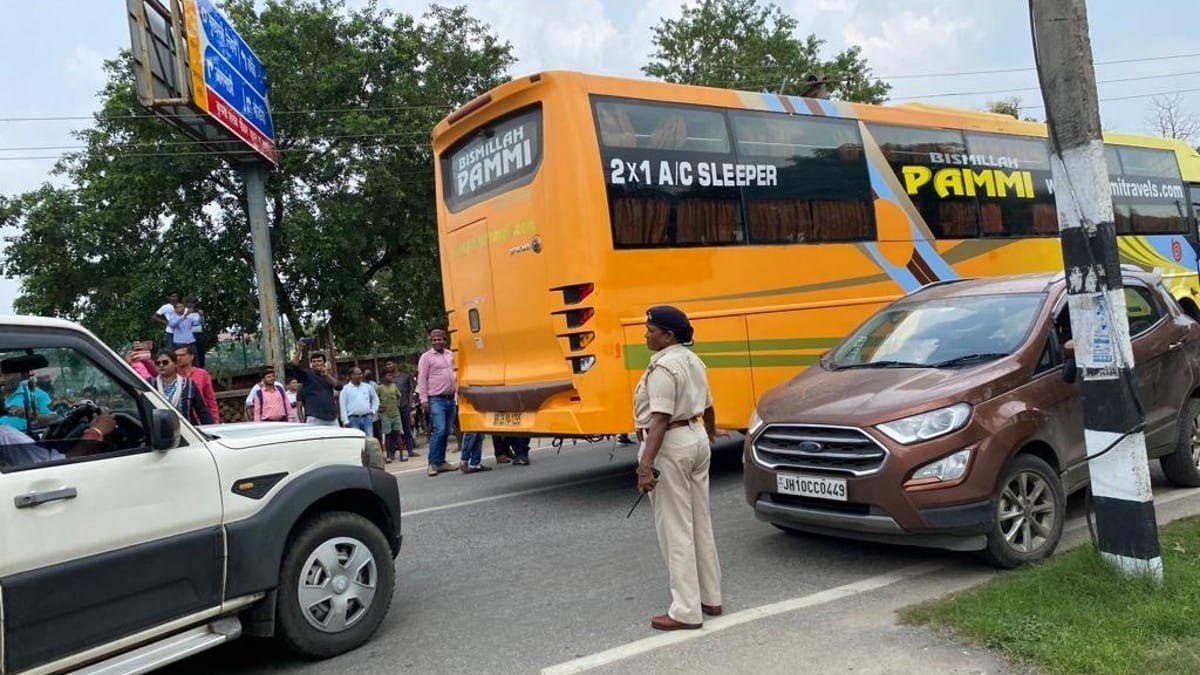 Another bus with JMM, Congress MLAs leaving chief minister's residence Saturday | Moushumi Das Gupta | ThePrint