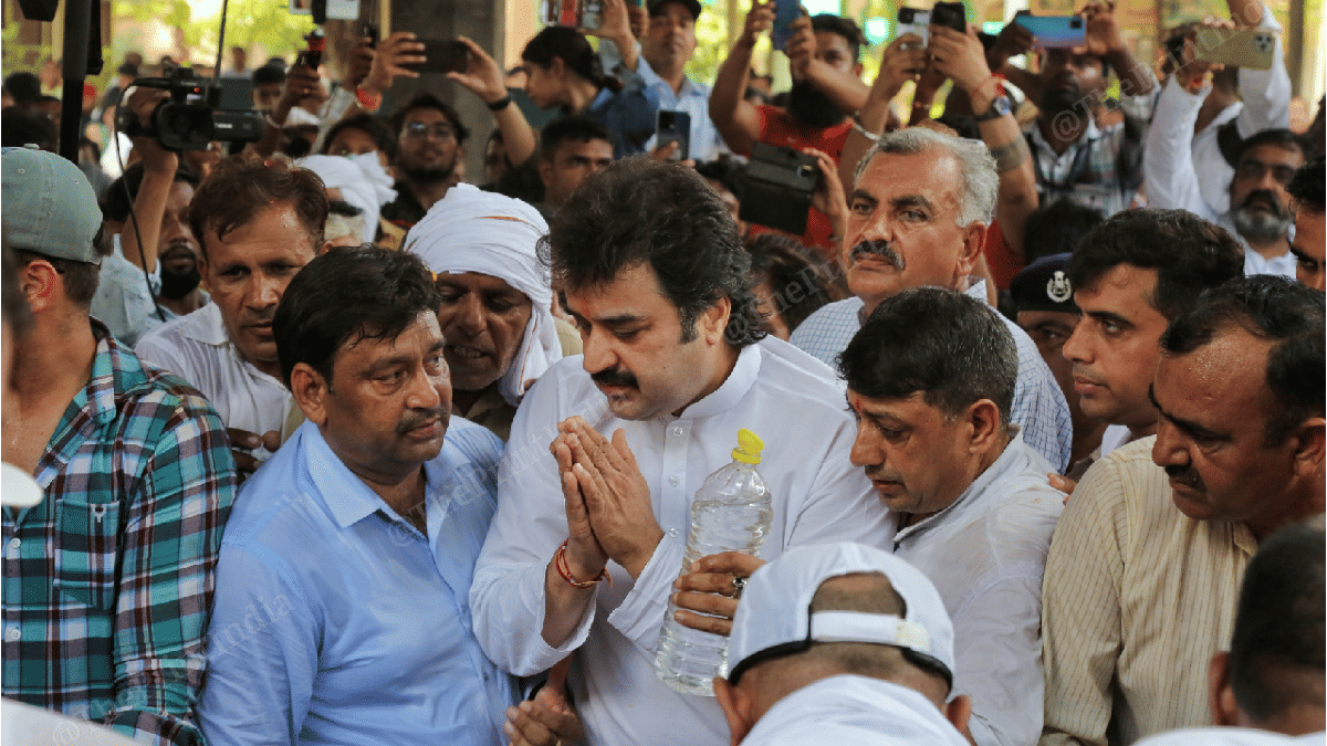 BJP leader Kuldeep Bishnoi pays respect to his colleague at the crematorium | Suraj Singh Bisht | ThePrint 