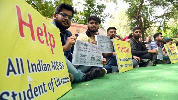 MBBS students request the central government to accommodate medical students from Ukraine in Indian colleges, New Delhi, 17 April 2022 | Credit: ANI Photo