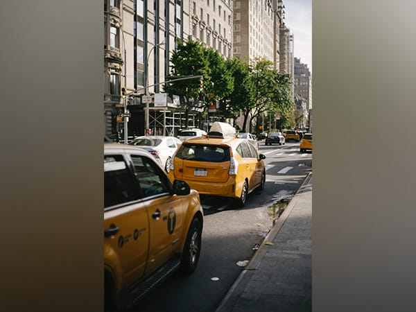 Can sunlight remove scratches from a car's surface?