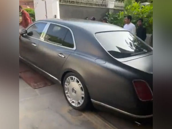 Luxury 'Bentley Mulsanne' car stolen from London recovered in Karachi 