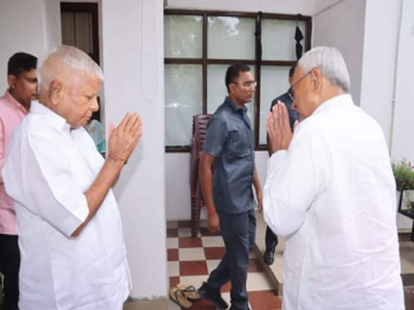 Nitish Kumar meets RJD chief Lalu Prasad Yadav
