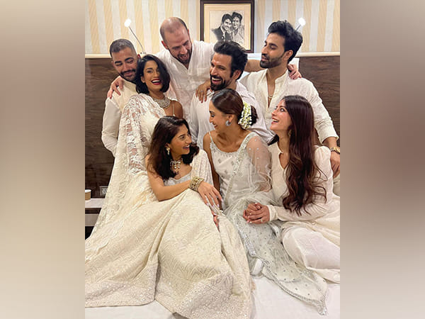 Rithvik Dhanjani, Krystle Dsouza bid adieu to Bappa with their friends in filmy style, watch video