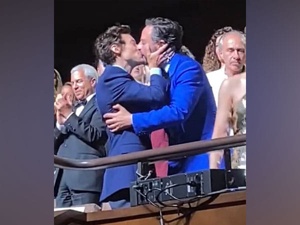 Harry Styles kisses co-star Nick Kroll; social media flooded with memes