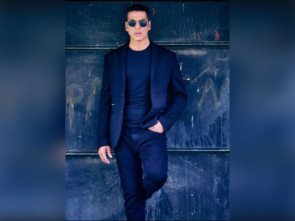 Bollywood pours in love for Akshay Kumar as he turns a year older 