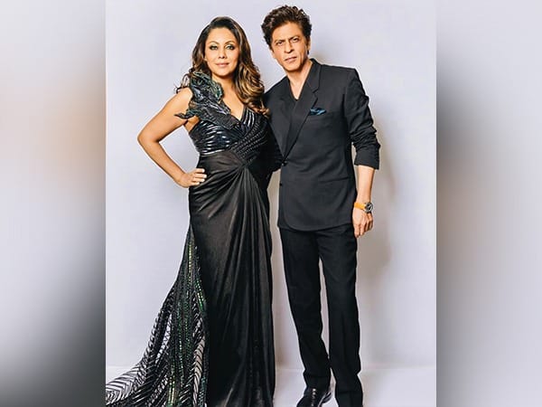 Shah Rukh Khan cheers for wife Gauri as she launches her decor show