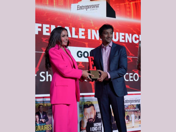 Meher Sheikh wins the 'Emerging Female Influencer in Media Industry' Award