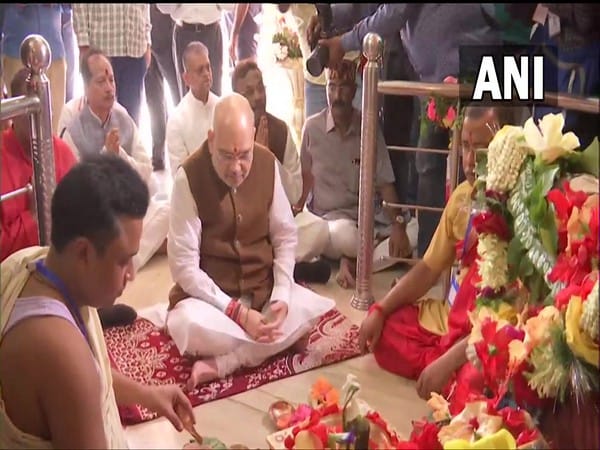 Amit Shah offers prayers at Budhi Kali Mata temple in Bihar's Kishanganj