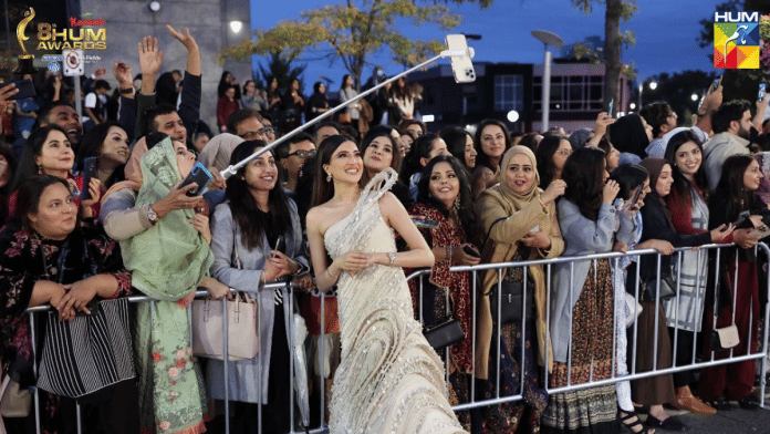 Aymen Saleem at the outdoor Red Carpet of Kashmir 8th HUM Awards | HUM TV/Facebook