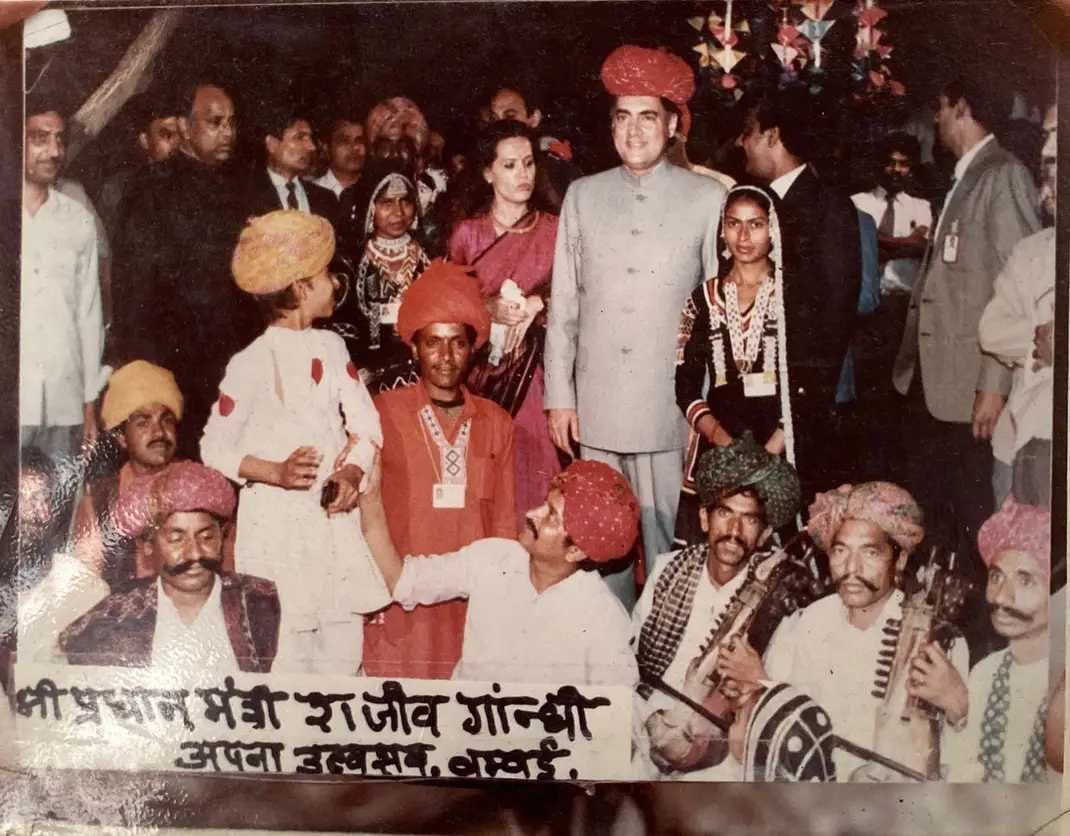Mewa Sapera with Prime Minister Rajiv Gandhi in Mumbai | Facebook/@MadanMeena