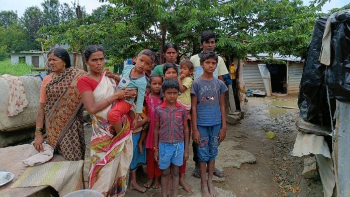 Shakuntala and her neighbours at Saul Kere in Bengaluru | Credit: Sowmiya Ashok, ThePrint
